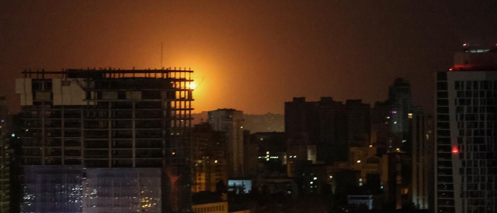 Die Explosion einer Drohne ist am Himmel über Kiew während eines russischen Drohnenangriffs inmitten des russischen Angriffs auf die Ukraine zu sehen.
