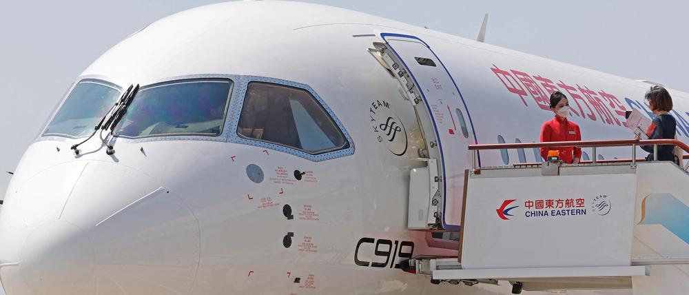Ein Besatzungsmitglied macht Fotos vor dem ersten kommerziellen Flug von Chinas erstem im Inland hergestellten Passagierflugzeug C919 von Shanghai nach Peking.
