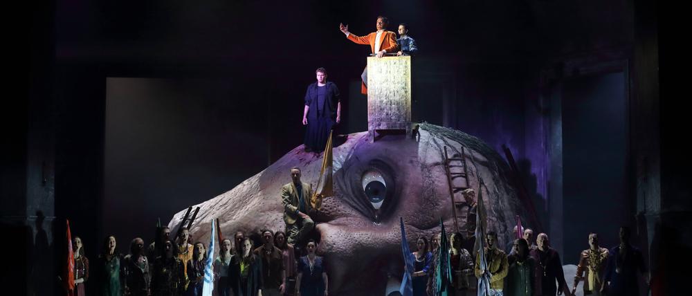 Auf Goliaths Kopf: Aryeh Nussbaum Cohen als David, Luca Tittoto als Saul und Tansel Akzeybek als Hohepriester (oben, v.l.), davor der Opernchor . 