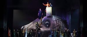 Auf Goliaths Kopf: Aryeh Nussbaum Cohen als David, Luca Tittoto als Saul und Tansel Akzeybek als Hohepriester (oben, v.l.), davor der Opernchor .