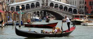 Gondeln, Boote sowie ein Vaporetto auf dem Canale Grande vor der Rialtobrücke in Venedig (Archivbild).
