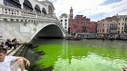 Eine grün schimmernde Flüssigkeit im berühmten Canal Grande von Venedig hat Aufregung in der Lagunenstadt ausgelöst.