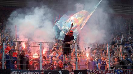 Feuriges Saisonfinale in der Zweiten Liga. Am Ende feiern die Heidenheimer doch den direkten Aufstieg, der HSV muss in die Relegation gegen den VfB Stuttgart.