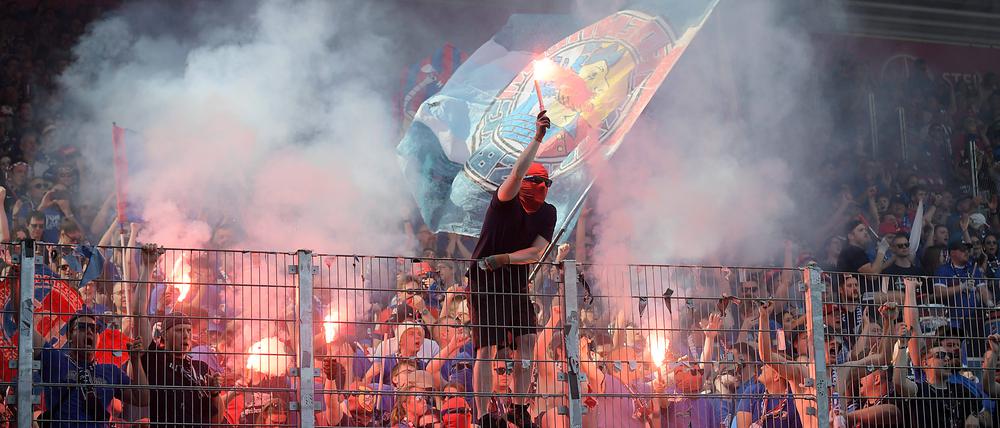 Feuriges Saisonfinale in der Zweiten Liga. Am Ende feiern die Heidenheimer doch den direkten Aufstieg, der HSV muss in die Relegation gegen den VfB Stuttgart.