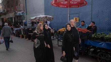 Syrische Frauen in der Stadt Adana in der südlichen Türkei, wo viele syrische Geflüchtete leben.
