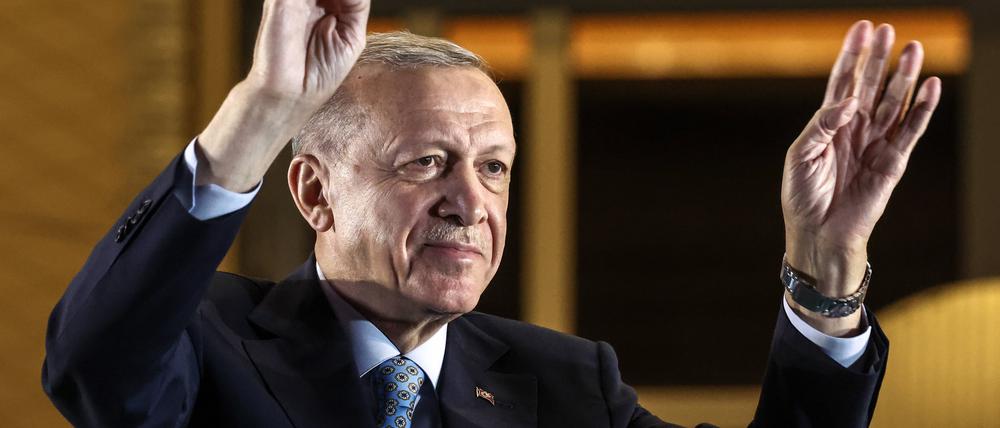 Recep Tayyip Erdoğan lässt sich nach seinem Wahlsieg feiern.
