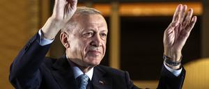 Recep Tayyip Erdoğan lässt sich nach seinem Wahlsieg feiern.