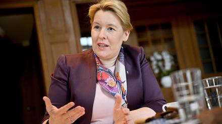 ARCHIV - 15.05.2023, Berlin: Franziska Giffey (SPD), Berliner Senatorin für Wirtschaft, Energie und Betriebe spricht im dpa-interview. (zu dpa: «Schwarz-Rot will Förderprogramme für den Klimaschutz ausweiten») Foto: Britta Pedersen/dpa +++ dpa-Bildfunk +++