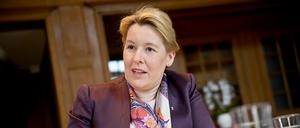 ARCHIV - 15.05.2023, Berlin: Franziska Giffey (SPD), Berliner Senatorin für Wirtschaft, Energie und Betriebe spricht im dpa-interview. (zu dpa: «Schwarz-Rot will Förderprogramme für den Klimaschutz ausweiten») Foto: Britta Pedersen/dpa +++ dpa-Bildfunk +++