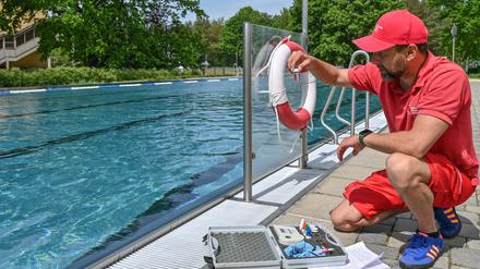 22.05.2023, Brandenburg, Bernau: René Poppel, Badleiter Bernauer Freibäder, prüft die Wasserqualität im Freibad Waldfrieden. (zu dpa "Brandenburg: Genügend Rettungsschwimmer für Freibäder und Badestellen vorhanden") Foto: Patrick Pleul/dpa +++ dpa-Bildfunk +++