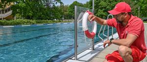 „Und wir alle schulden ihm Dank/Ohne ihn gäbe es gar keinen Badebetrieb/Ich sing ein Loblied auf ihn“, so singt Dota in „Bademeister*in“.  Hier René Poppel, Badleiter im Freibad Waldfrieden in Bernau beim Prüfen der Wasserqualität. Foto: Patrick Pleul/dpa