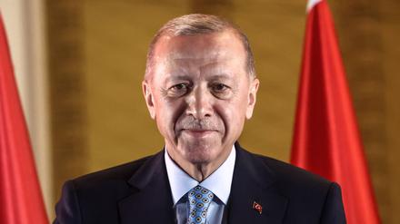 Der amtierende Präsident Recep Tayyip Erdoğan hält zum Wahlsieg eine Rede vor dem Präsidentenpalast.