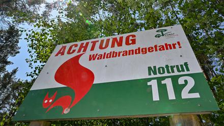  Ein Schild vom Landesbetrieb Forst Brandenburg mit der Aufschrift «Achtung Waldbrandgefahr! Notruf 112».