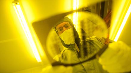 Die Chips entstehen in Reinräumen, die ein Vielfaches sauberer sind als Operationssäle. Allein die Luft zu filtern kostet aber enorm viel Energie.