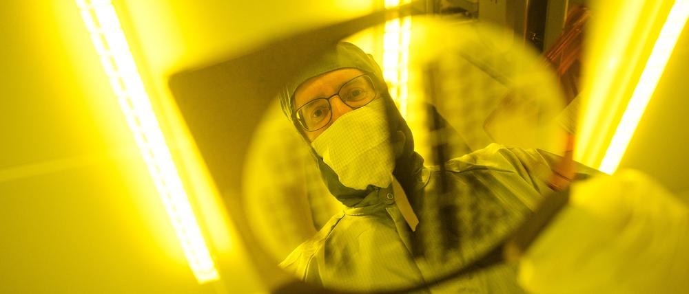 Die Chips entstehen in Reinräumen, die ein Vielfaches sauberer sind als Operationssäle. Allein die Luft zu filtern kostet aber enorm viel Energie.