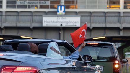 Erdogan-Anhänger feiern in Berlin.