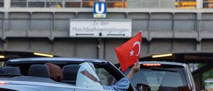 Erdogan-Anhänger feiern in Berlin.