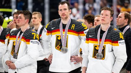 Nach dem verpassten Titel war die Trauer groß bei den deutschen Profis um Marcel Noebels (M) und Jonas Müller (r).