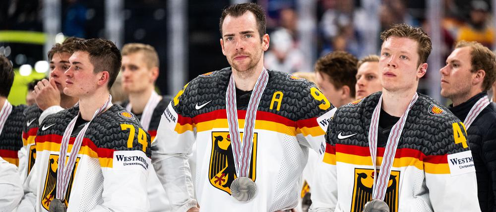 Nach dem verpassten Titel war die Trauer groß bei den deutschen Profis um Marcel Noebels (M) und Jonas Müller (r).