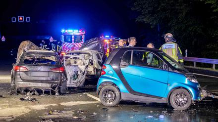 Feuerwehr und Polizei sind an einer Unfallstelle auf der Autobahn 43 (A43) im Einsatz. 