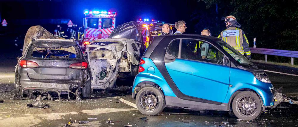 Feuerwehr und Polizei sind an einer Unfallstelle auf der Autobahn 43 (A43) im Einsatz. 