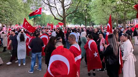 Erdogan-Anhänger in Hamburg feiern den erneuten Wahlsieg des amtierenden Präsidenten.