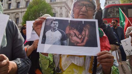 Protestierende in London fordern die Freilassung von Imran Riaz Khan. 