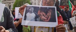 Protestierende in London fordern die Freilassung von Imran Riaz Khan. 