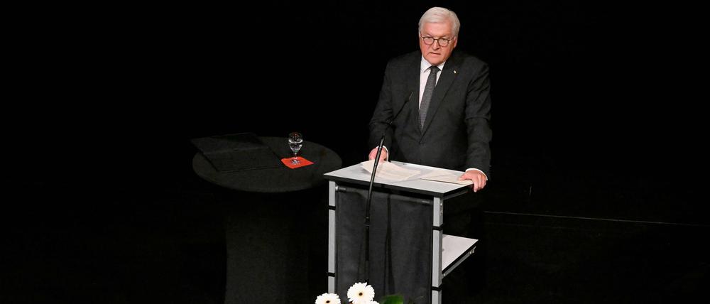 Bundespräsident Frank-Walter Steinmeier gedachte der fünf türkischstämmigen Mädchen und Frauen, die am 29. Mai 1993 in Solingen bei einem Brandanschlag von Rechten starben.