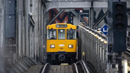 Ein Zug der U-Bahn Linie 3 nach Warschauer Strasse fÃ¤hrt auf der BrÃ¼cke bei Bahnhof Gleisdreieck in Berlin am 29. Dezember 2022. Linie U3 und U1 in Berlin *** A train of the underground line 3 to Warschauer Strasse runs on the bridge at Gleisdreieck station in Berlin on 29 December 2022 line U3 and U1 in Berlin