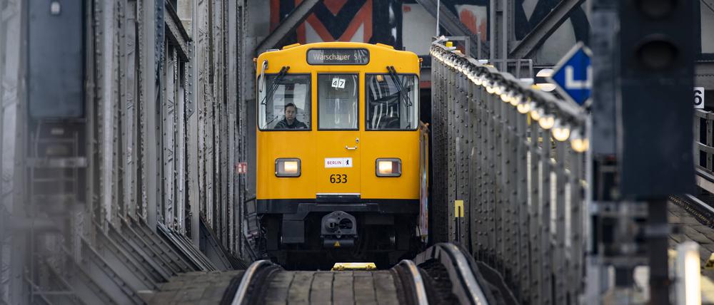 Ein Zug der U-Bahn Linie 3 nach Warschauer Strasse fährt auf der Brücke bei Bahnhof Gleisdreieck in Berlin am 29. Dezember 2022. Linie U3 und U1 in Berlin *** A train of the underground line 3 to Warschauer Strasse runs on the bridge at Gleisdreieck station in Berlin on 29 December 2022 line U3 and U1 in Berlin