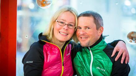 Bergsteigerpaar Alix von Melle (l.) und Luis Stitzinger in einer Kältekammer in einem Outdoorgeschäft (Archivbild).
