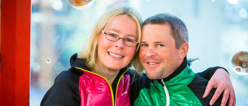 Bergsteigerpaar Alix von Melle (l.) und Luis Stitzinger in einer Kältekammer in einem Outdoorgeschäft (Archivbild).
