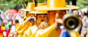 28.05.2023, Berlin: Darsteller einer koreanischen Gruppe treten beim Umzug des Karnevals der Kulturen in Berlin-Kreuzberg auf. Nach dreimaliger pandemiebedingter Absage findet das Straßenfest wieder statt und erreicht mit dem Umzug seinen Höhepunkt. Foto: Christoph Soeder/dpa +++ dpa-Bildfunk +++