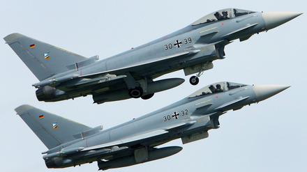 Auf dem Fliegerhorst Laage bei Rostock starten am 30.05.2008 zwei "Eurofighter" zu einer Übung bei der Luftfahrtschau ILA in Berlin-Schönefeld. Deutschland beteiligt sich ab Montag (01.09.2014) mit sechs Kampfflugzeugen an der Nato-Luftraumüberwachung über dem Baltikum. Der viermonatige Einsatz der "Eurofighter" ist eine Reaktion auf die Ukraine-Krise. Bereits im Frühjahr war die Zahl der über Estland, Lettland und Litauen eingesetzten Flieger von vier auf 16 aufgestockt worden. Foto: Bernd Wüstneck/dpa (zu dpa "Deutsche Kampfflieger überwachen Luftraum über dem Baltikum" am 31.08.2014) +++(c) dpa - Bildfunk+++