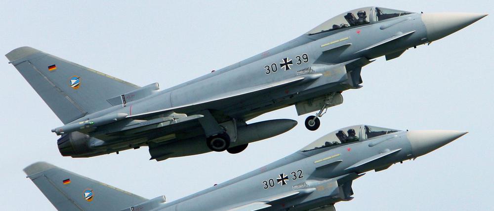 Auf dem Fliegerhorst Laage bei Rostock starten am 30.05.2008 zwei „Eurofighter“
