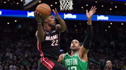 Miamis Forward Butler beim Rebound gegen Bostons Center Horford.
