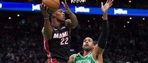 Miamis Forward Butler beim Rebound gegen Bostons Center Horford.