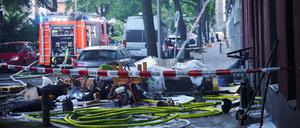 Seit den frühen Morgenstunden ist die Berliner Feuerwehr mit Einsatzkräften bei einem Vollbrand in einer Wohnung im ersten Stock eines sechsgeschossigen Mehrfamilienhauses in Wilmersdorf im Einsatz.