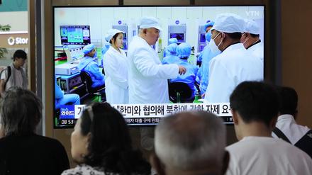 Ein Fernsehbildschirm zeigt ein Archivbild des nordkoreanischen Führers Kim Jong Un (3.v.l), während einer Nachrichtensendung im Bahnhof von Seoul.