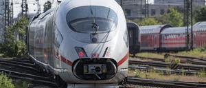 Ein ICE der Deutschen Bahn fährt über die Gleise am Hauptbahnhof in Frankfurt.