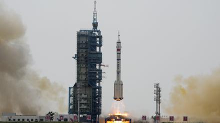Eine Rakete vom Typ «Langer Marsch 2F» hebt im Jiuquan Satellite Launch Center im Nordwesten Chinas mit einer Besatzung chinesischer Astronauten in einem Raumschiff vom Typ «Shenzhou 16» (Magisches Schiff) ab.