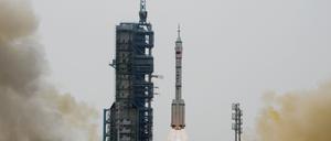 Eine Rakete vom Typ «Langer Marsch 2F» hebt im Jiuquan Satellite Launch Center im Nordwesten Chinas mit einer Besatzung chinesischer Astronauten in einem Raumschiff vom Typ «Shenzhou 16» (Magisches Schiff) ab.