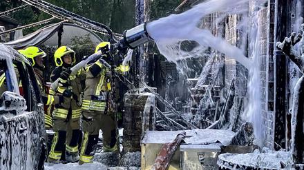 Bei einem Feuer in Brieselang (Havelland) ist ein Haus nach Polizeiangaben vollständig ausgebrannt.