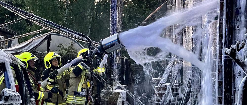 Bei einem Feuer in Brieselang (Havelland) ist ein Haus nach Polizeiangaben vollständig ausgebrannt.