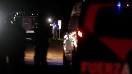 Bei einem Schusswaffenangriff auf Sicherheitskräfte auf einer Schnellstraße in Nordmexiko sind am Montag zehn Menschen getötet worden.