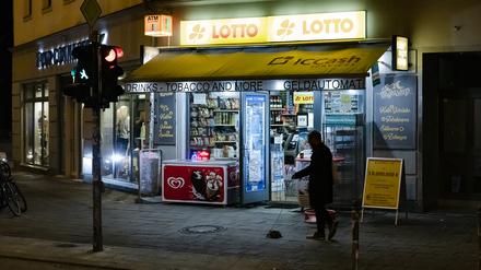 Leuchtzeichen. Der Späti am Rosenthaler Platz ist einer von 156 nächtlichen Orten im Bildband „Nachtwach Berlin“.