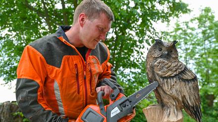 Christian Mücke, Kettensägen-Künstler, arbeitet an einem Uhu aus Holz. Speedcarving nennt sich die Kettensägenkunst, bei der in vorgegebener Zeit Skulpturen aus Holzstämmen entstehen. 