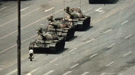 Das Foto des „Tank Man“ ging in die Geschichte ein: Ein Mann stellte sich am 5. Juni 1989 mit seinen Einkaufstüten den Panzern der Volksbefreiungsarmee entgegen.
