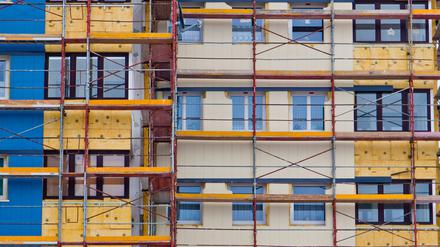 Ein Wohnhaus wird saniert. 